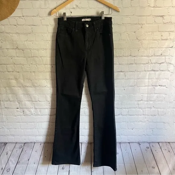 725 Levi’s Highrise Bootcut 29Black Denim Jeans