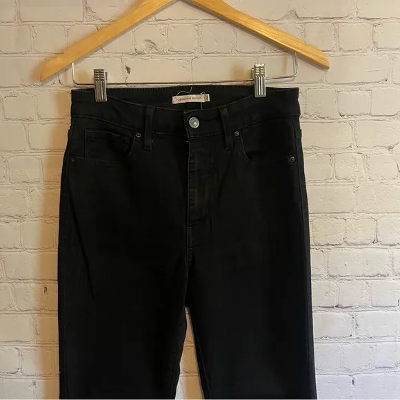 725 Levi’s Highrise Bootcut 29Black Denim Jeans