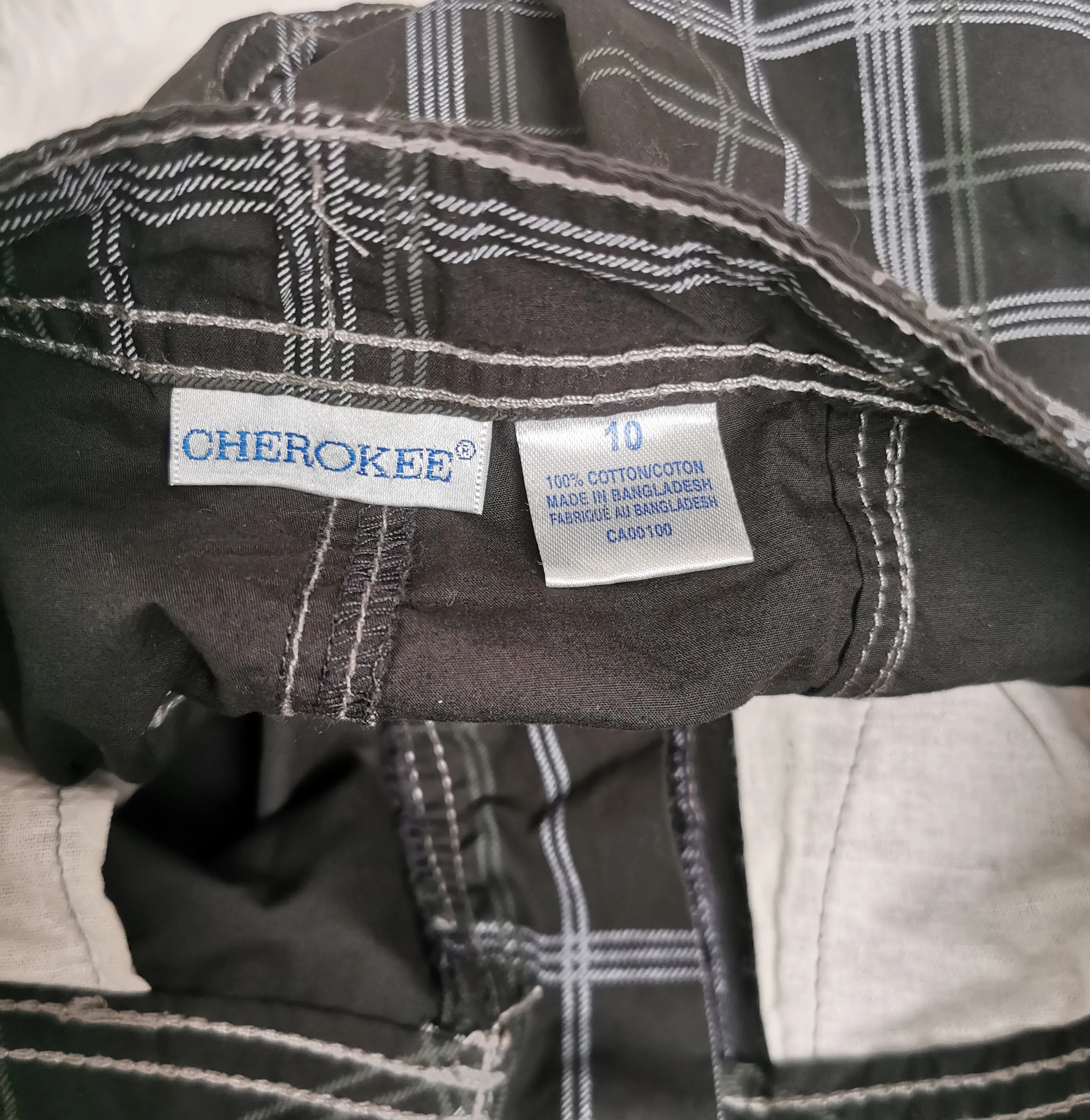 BOY SIZE 10 YEARS - CHEROKEE, Long Cargo Shorts EUC B44