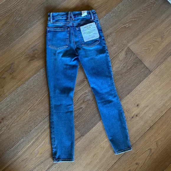 NWT Good American - Good Legs Crop in Blue836