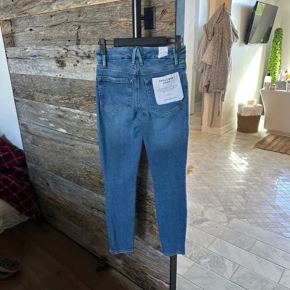 NWT Good American - Good Legs Crop in Blue836