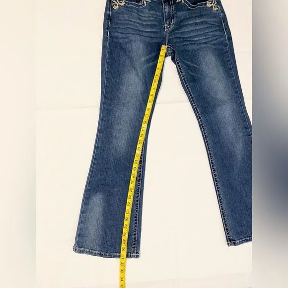 Shyanne bootcut (slight flare) embroidered pocket jeans size 29 (8/9) Short