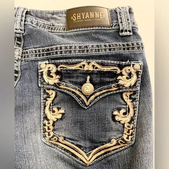 Shyanne bootcut (slight flare) embroidered pocket jeans size 29 (8/9) Short