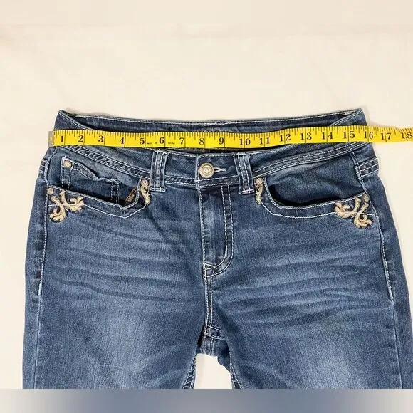 Shyanne bootcut (slight flare) embroidered pocket jeans size 29 (8/9) Short