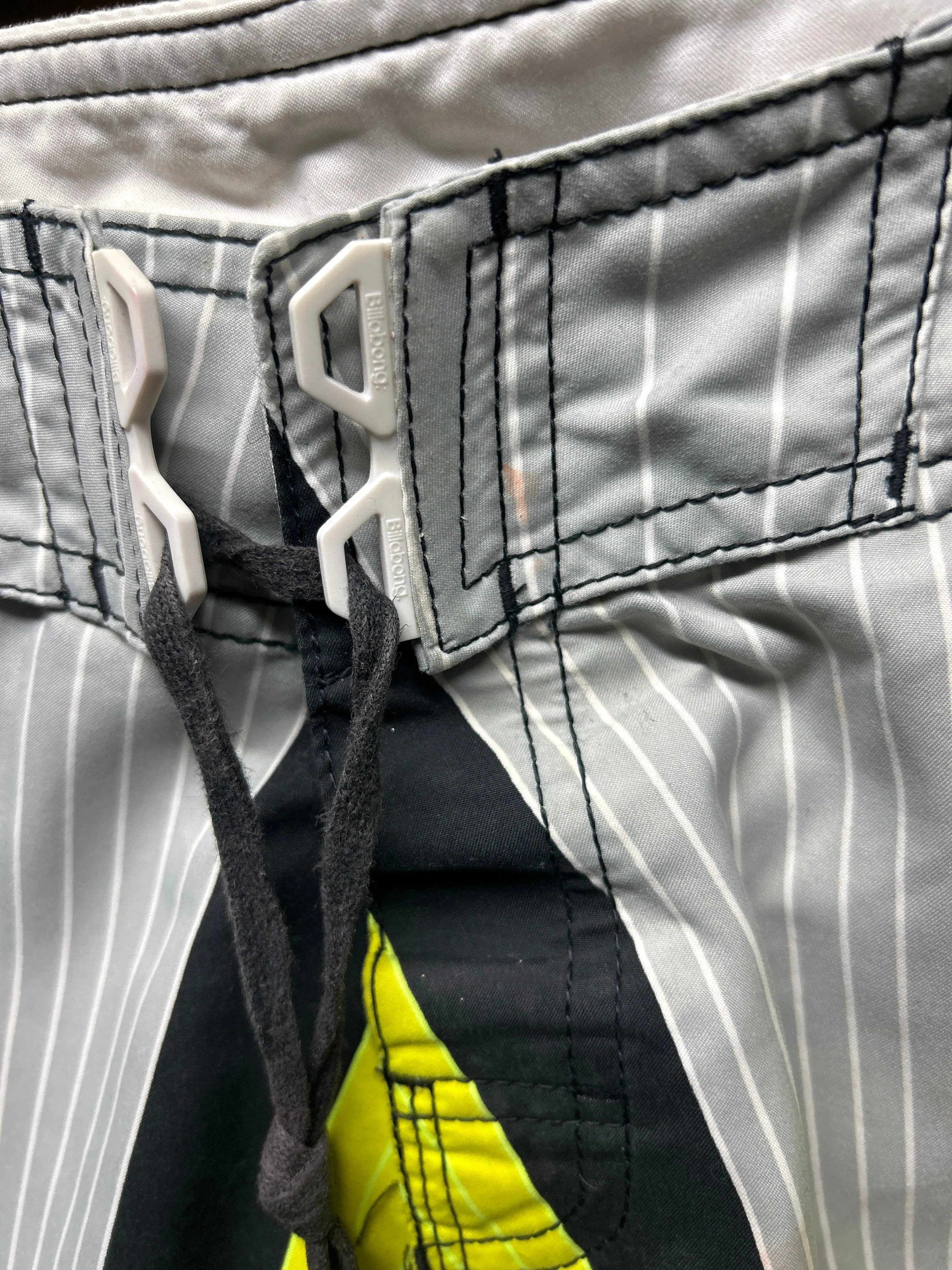 Y2K Andy Irons style Billabong boardshorts W28-30